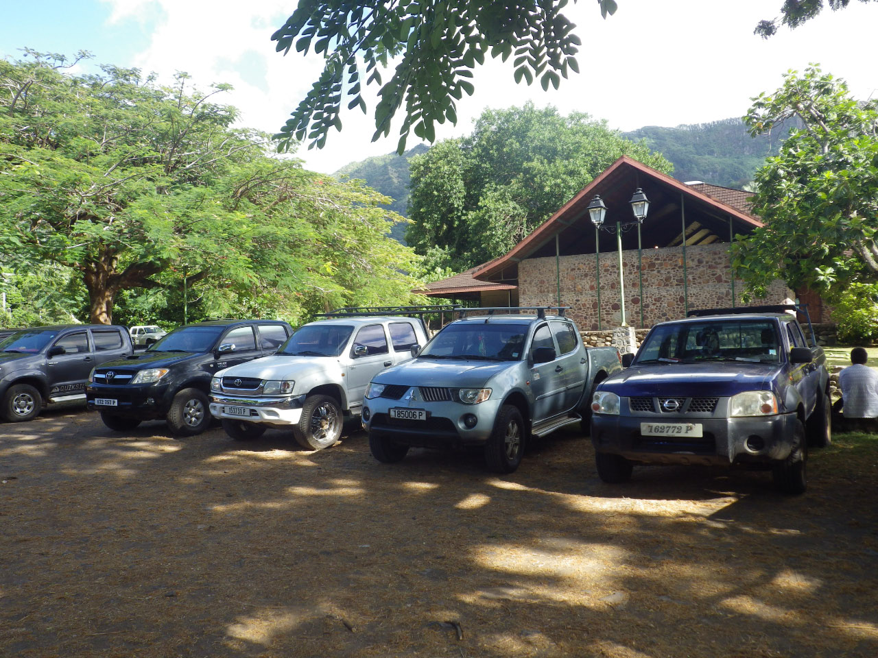 alignée de 4*4 aux Marquises, un matin de messe dominicale alignée de 4*4 aux Marquises, un matin de messe dominicale